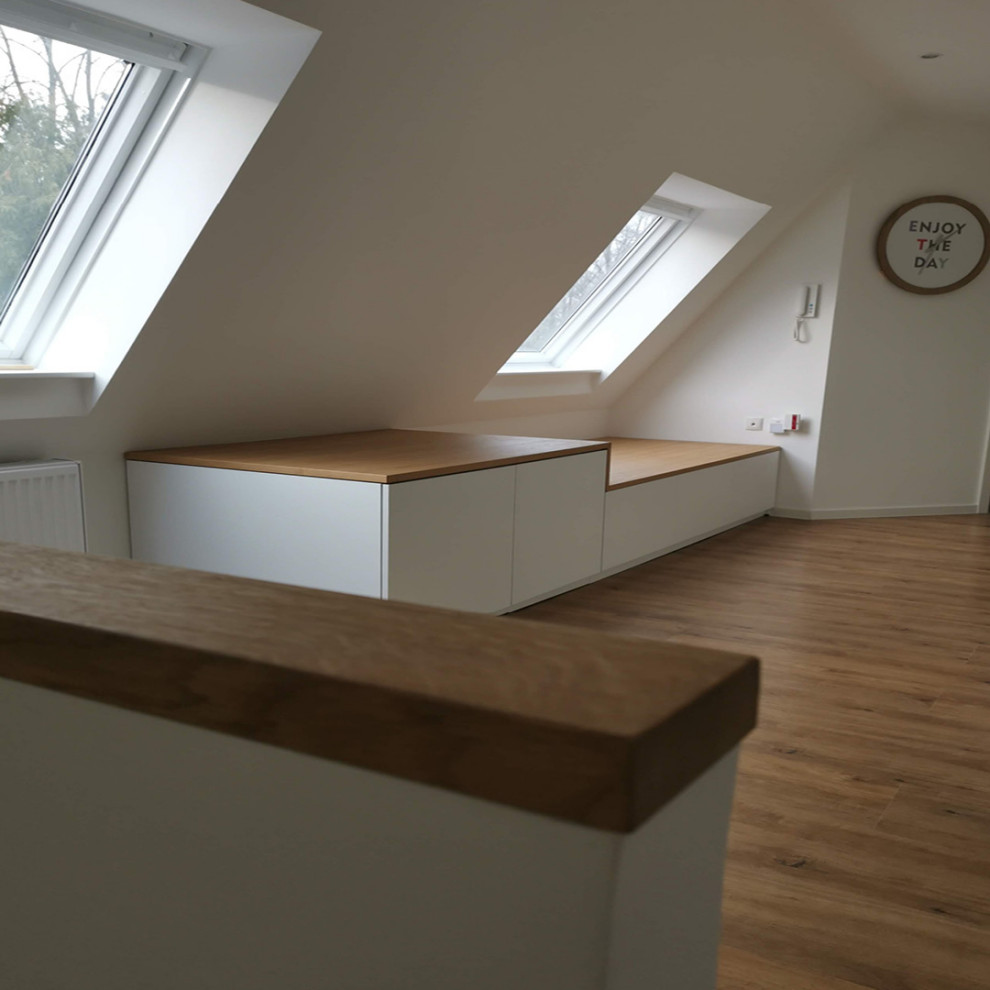 Flur mit weißer Wandfarbe, Vinylboden, braunem Boden und eingelassener Decke in Berlin