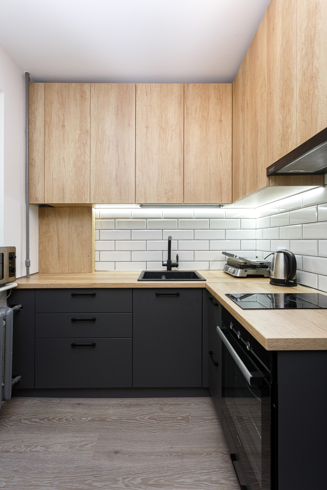 Кухня современная в двух цветах