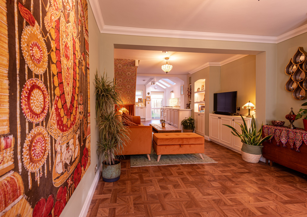 Mittelgroßes, Offenes Stilmix Wohnzimmer mit grüner Wandfarbe, Laminat, Multimediawand, braunem Boden, Tapetendecke und Tapetenwänden in Kent