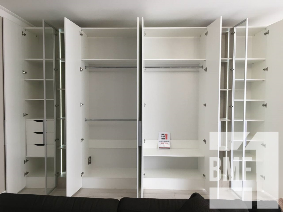 Шкаф с распашными дверьми в гостиную