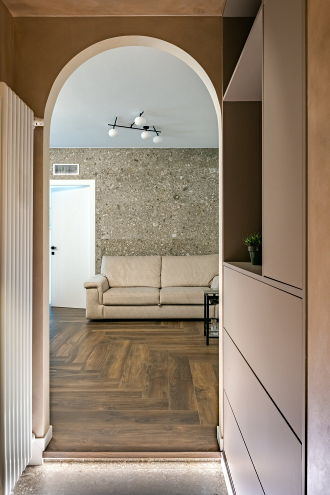 ミラノにあるお手頃価格の小さなモダンスタイルのおしゃれな玄関 (ベージュの壁、磁器タイルの床、白いドア、グレーの床、折り上げ天井) の写真