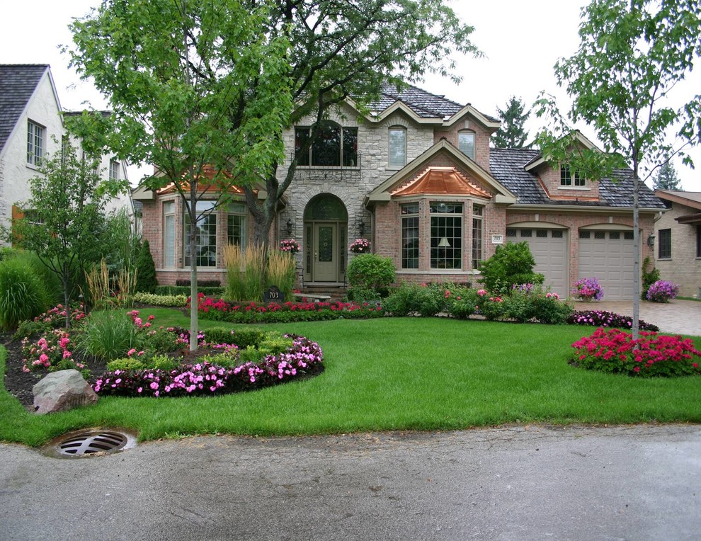Photo of a traditional front yard brick landscaping in Chicago.