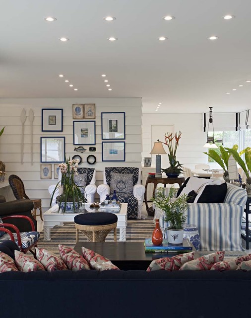 Studio Marcelo Brito coastal-living-room