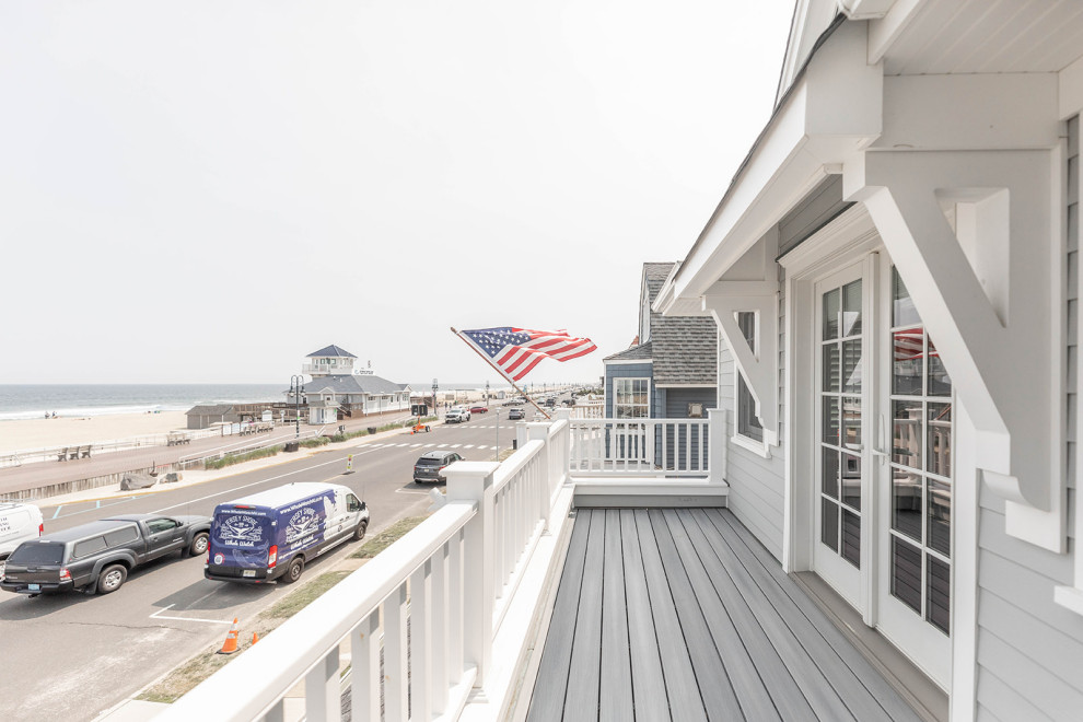 На фото: балкон и лоджия среднего размера в морском стиле с навесом