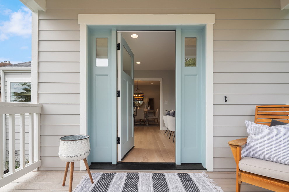 Imagen de entrada costera de tamaño medio con paredes grises, suelo de madera clara, puerta simple, puerta azul, suelo beige, machihembrado y machihembrado