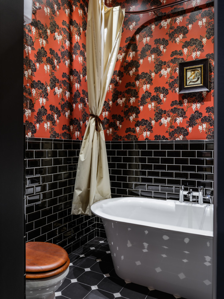 На фото: узкая и длинная главная ванная комната среднего размера в стиле фьюжн с отдельно стоящей ванной, душем над ванной, раздельным унитазом, черной плиткой, керамической плиткой, красными стенами, полом из керамической плитки, раковиной с пьедесталом, столешницей из искусственного камня, черным полом, шторкой для ванной, белой столешницей, тумбой под одну раковину, напольной тумбой, кессонным потолком и обоями на стенах