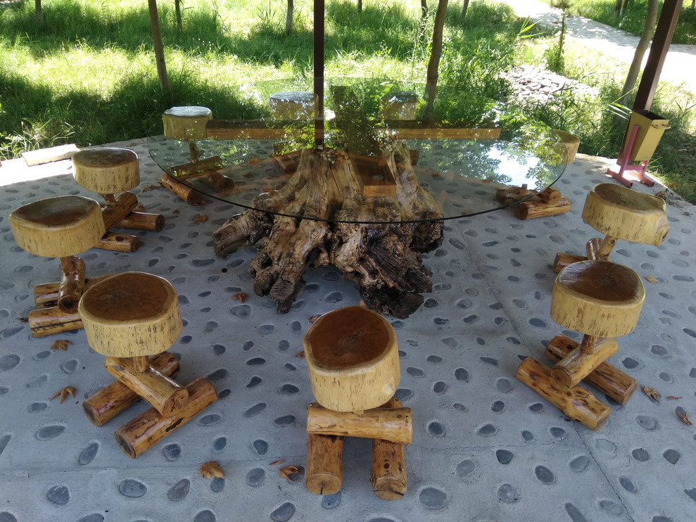 стол из дерева