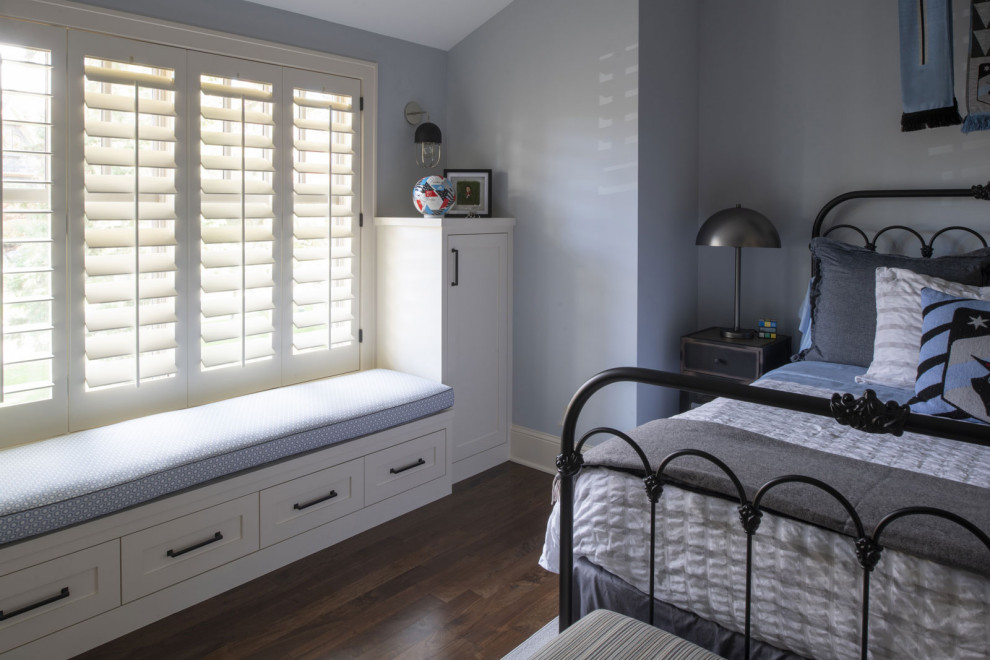 Источник вдохновения для домашнего уюта: спальня в классическом стиле с синими стенами и темным паркетным полом