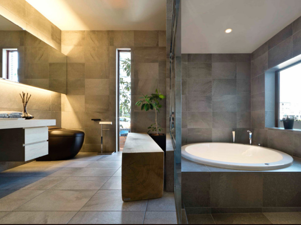 Modernes Badezimmer mit grauer Wandfarbe, grauem Boden, Einzelwaschbecken, eingebautem Waschtisch und eingelassener Decke in Tokio