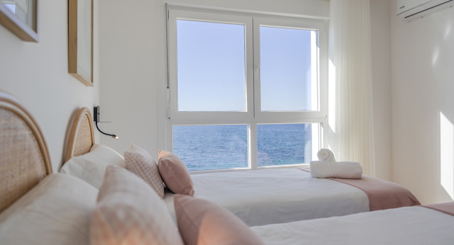 Verde que  te quiero verde coastal-bedroom