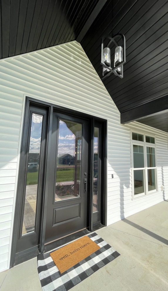 他の地域にある広いカントリー風のおしゃれな玄関ドア (白い壁、黒いドア、塗装板張りの天井) の写真