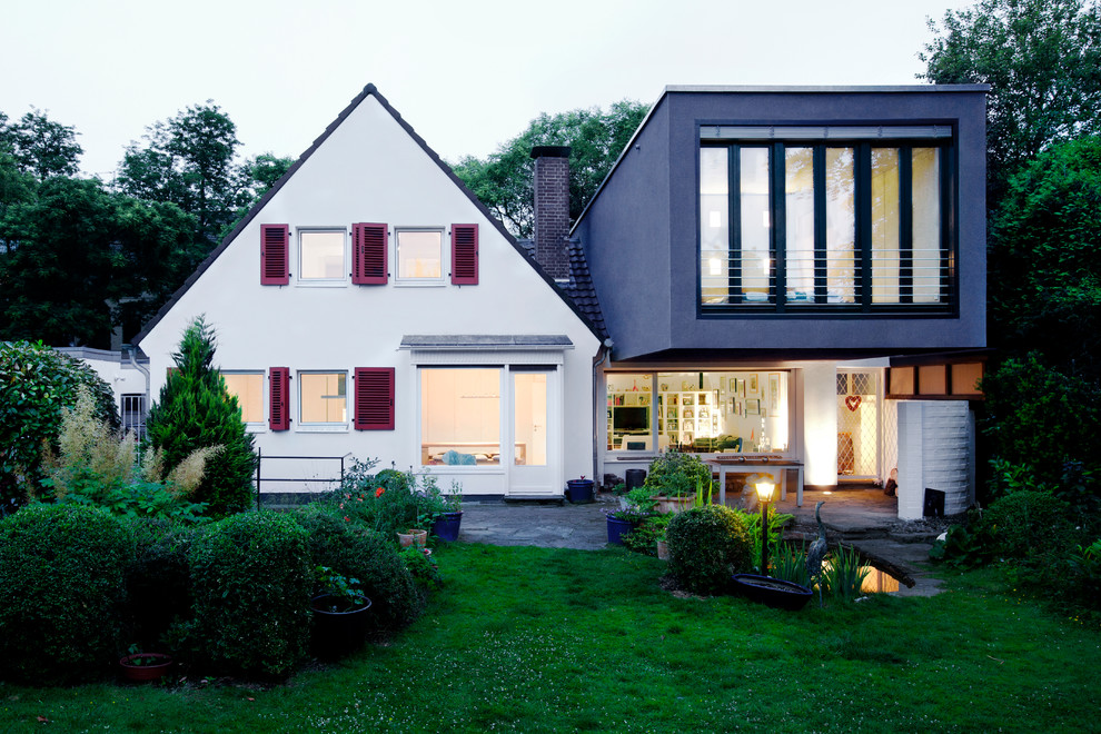 Inspiration for a contemporary two-storey grey exterior in Dusseldorf with a flat roof.