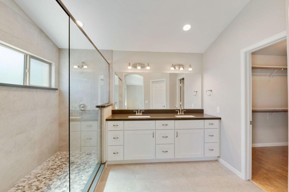 Exempel på ett modernt brun brunt en-suite badrum, med skåp i shakerstil, vita skåp, en öppen dusch, bänkskiva i kvarts och med dusch som är öppen