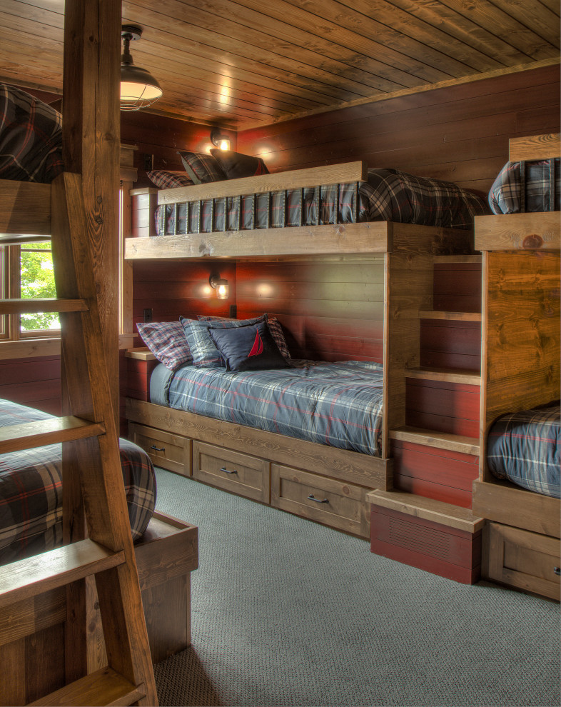 На фото: гостевая спальня среднего размера, (комната для гостей) в стиле рустика с красными стенами, ковровым покрытием, бежевым полом, деревянным потолком и стенами из вагонки