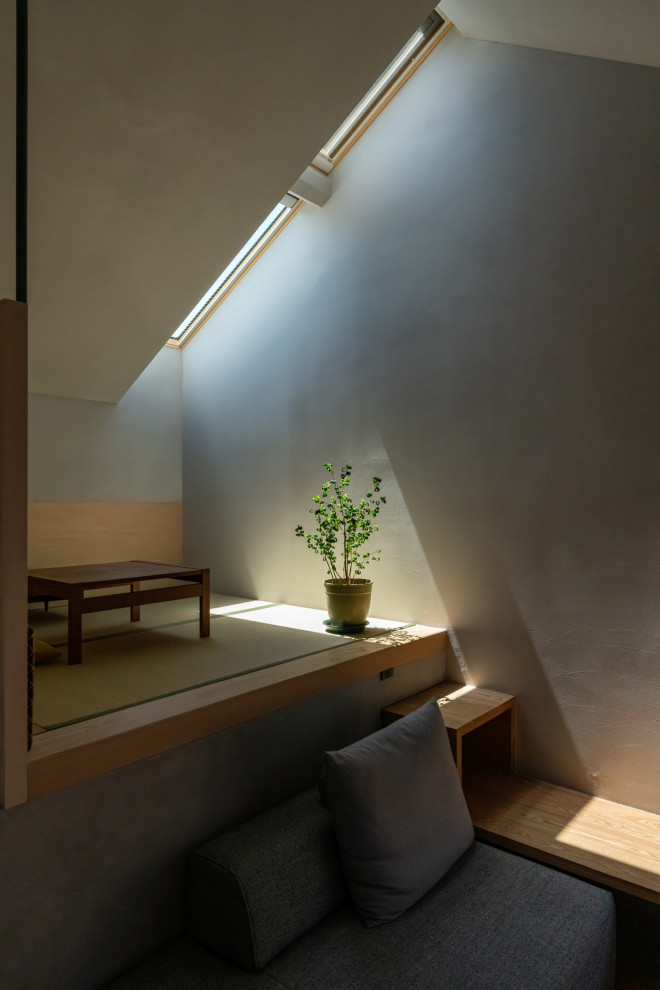 Idee per un piccolo soggiorno nordico aperto con pareti grigie, TV a parete e pavimento marrone
