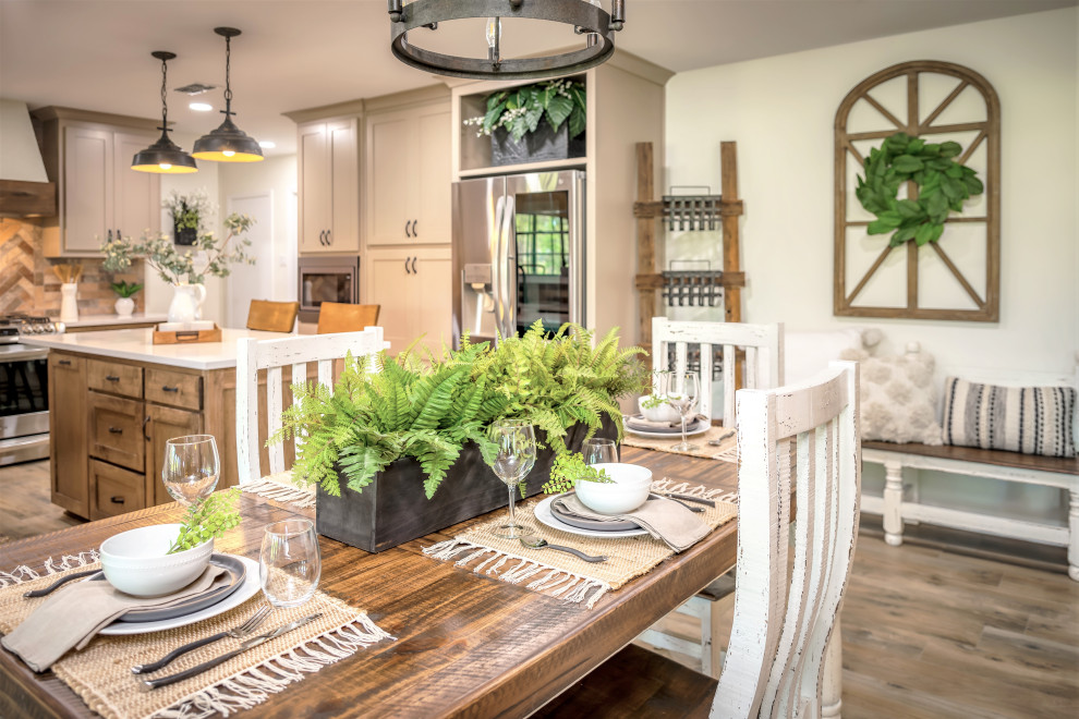 Mid-sized country u-shaped eat-in kitchen in Other with an undermount sink, shaker cabinets, medium wood cabinets, quartzite benchtops, multi-coloured splashback, porcelain splashback, stainless steel appliances, porcelain floors, with island, brown floor and white benchtop.