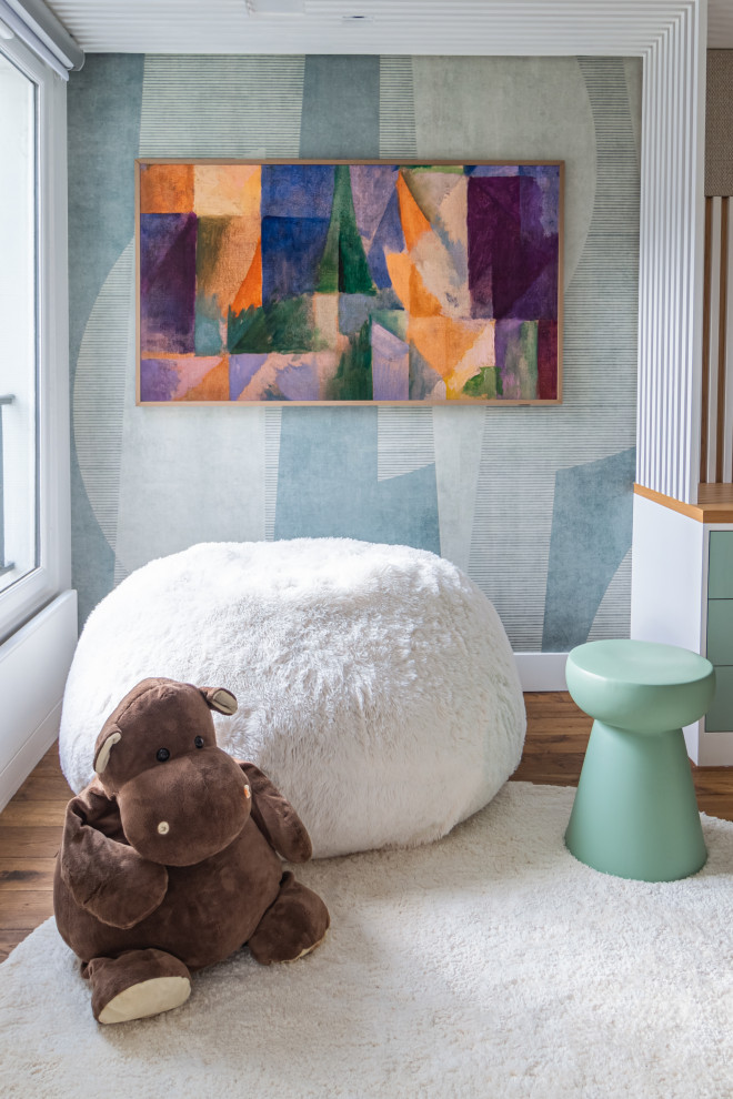 Idee per un'ampia cameretta per bambini contemporanea con pareti multicolore, pavimento in legno massello medio, pavimento marrone e boiserie
