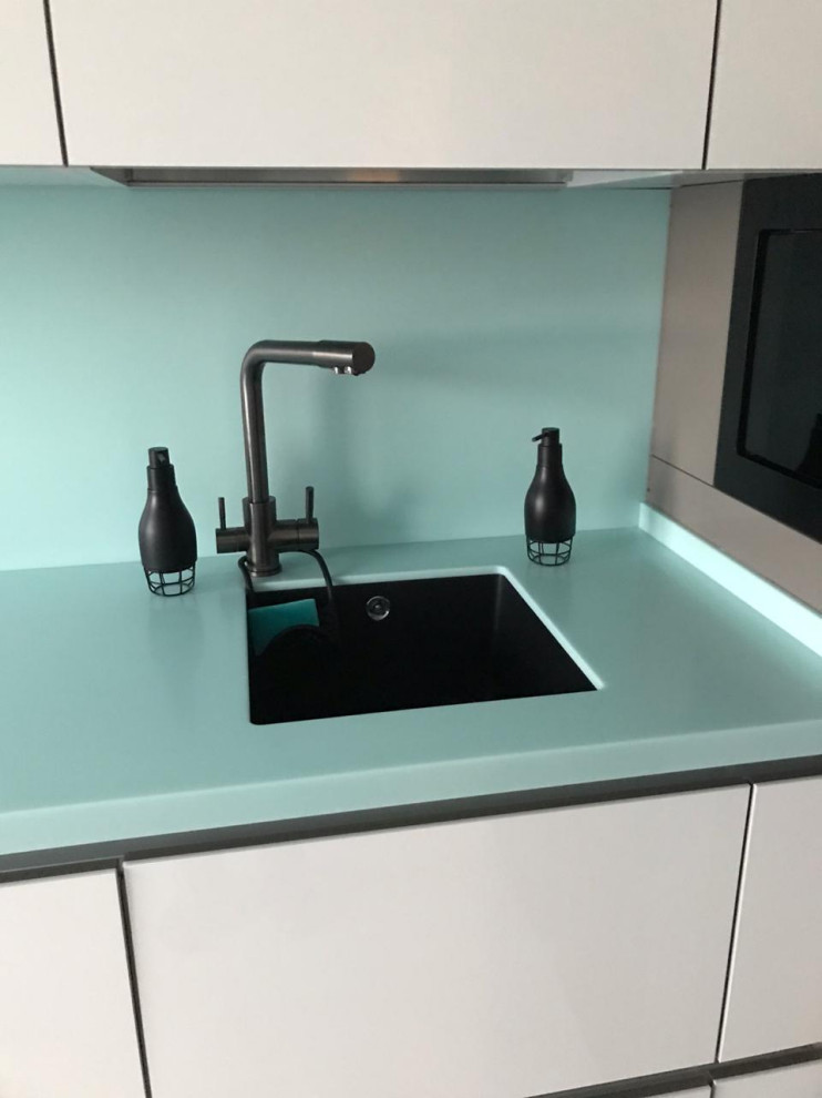 Столешница с кухонным фартуком из искусственного камня Corian Mint Ice