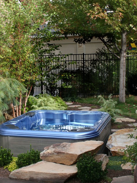 Small Yard Sunken Hot Tub - Clásico - Jardín - Boise - de The Garden