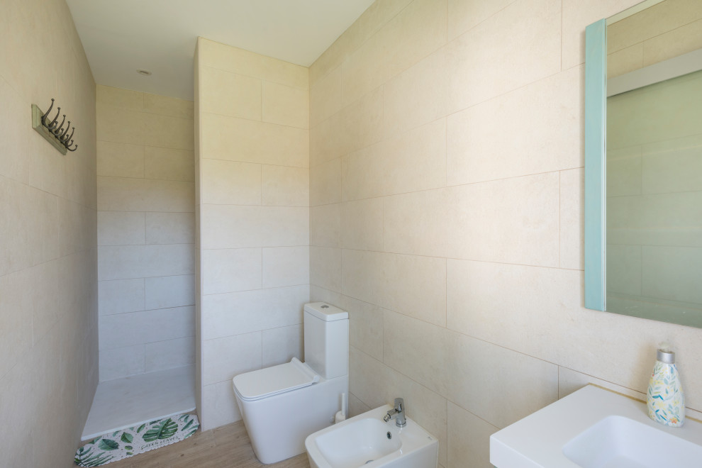 На фото: большая главная ванная комната в современном стиле с плоскими фасадами, бирюзовыми фасадами и тумбой под одну раковину с