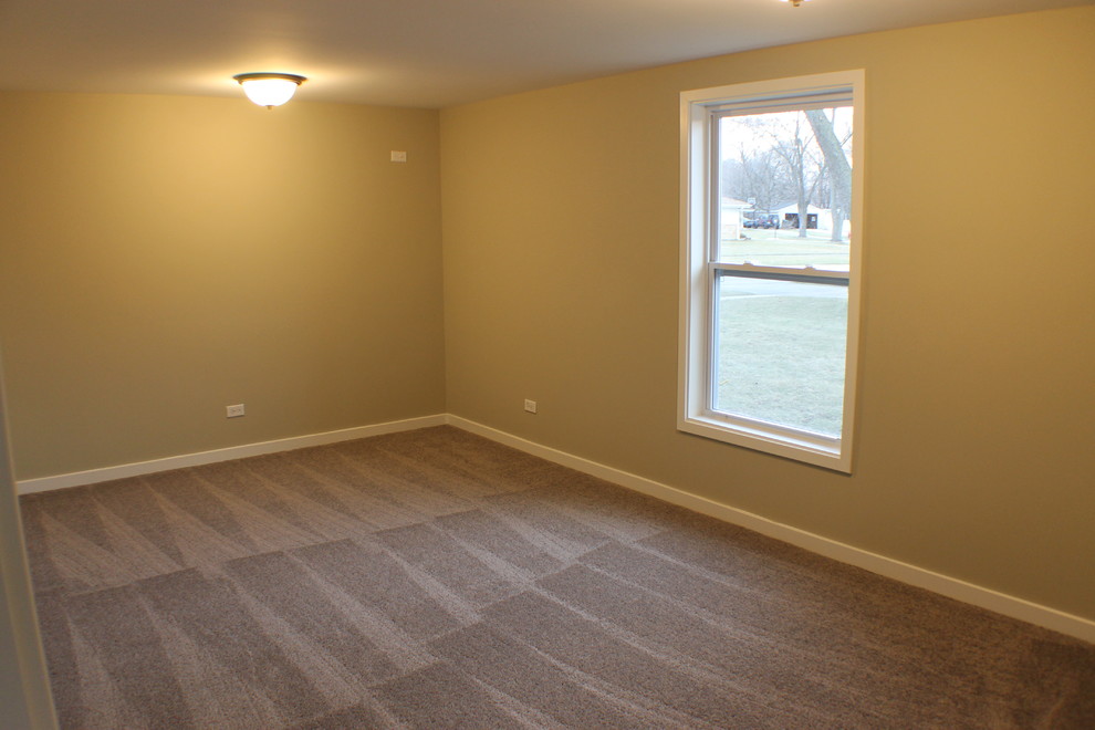 Transitional home design photo in Chicago