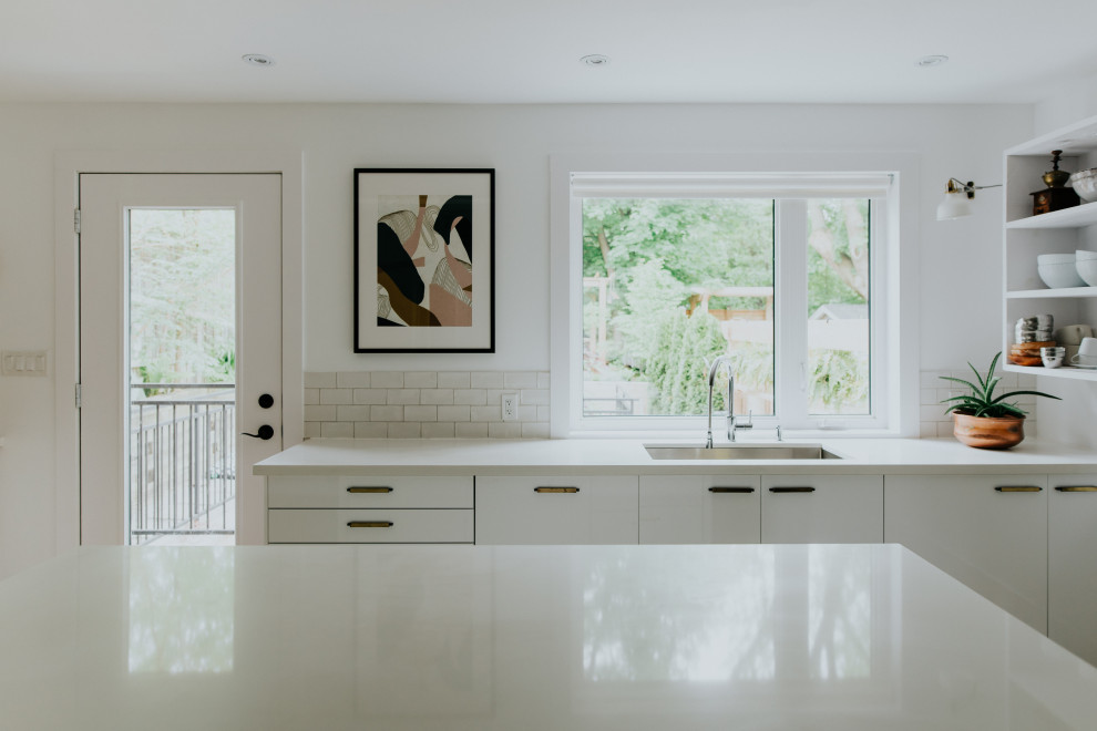 Kitchen - transitional kitchen idea in Toronto
