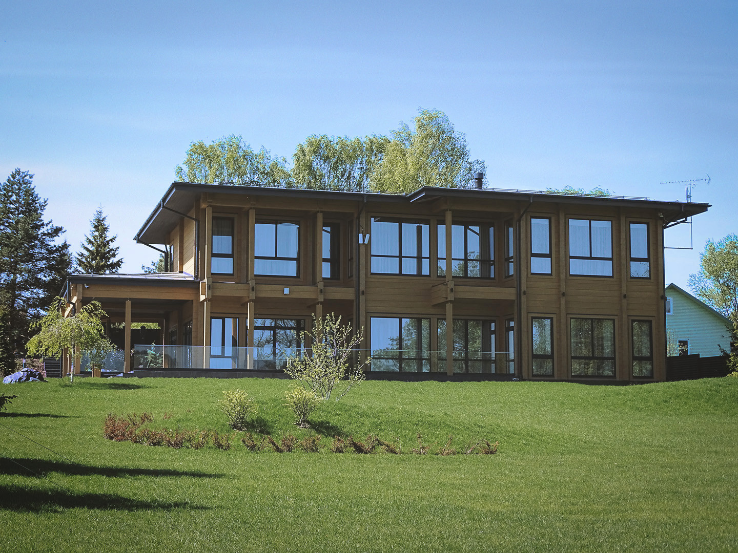 Вид на главный фасад со стороны Волги