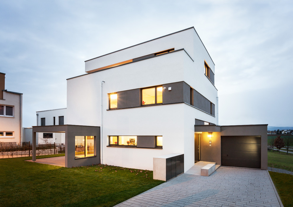 Large contemporary three-storey white exterior in Hamburg with a flat roof.