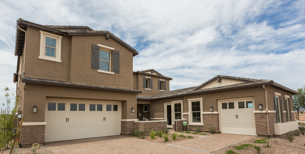 Example of a transitional home design design in Phoenix