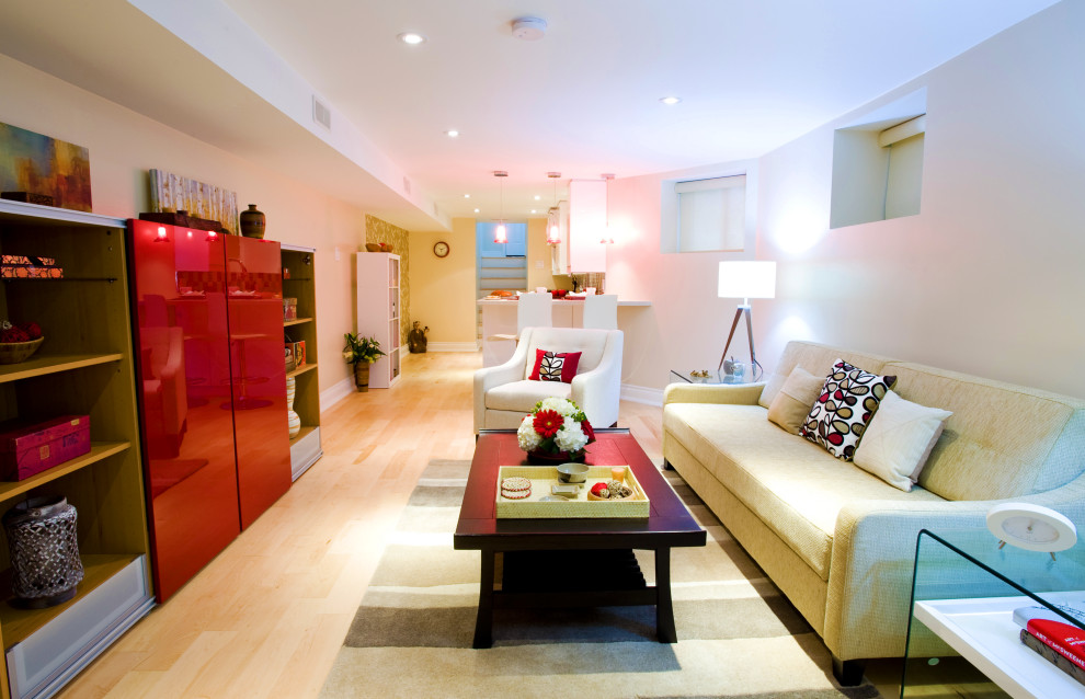 На фото: открытая гостиная комната среднего размера в современном стиле с бежевыми стенами, полом из ламината, бежевым полом, обоями на стенах, скрытым телевизором и ковром на полу