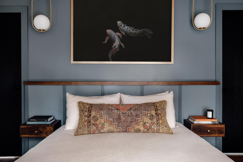 Свежая идея для дизайна: хозяйская спальня с синими стенами, паркетным полом среднего тона, коричневым полом и деревянным потолком - отличное фото интерьера