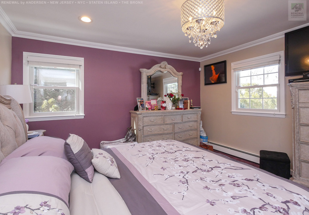 Diseño de dormitorio principal de tamaño medio sin chimenea con paredes multicolor, moqueta y suelo rosa