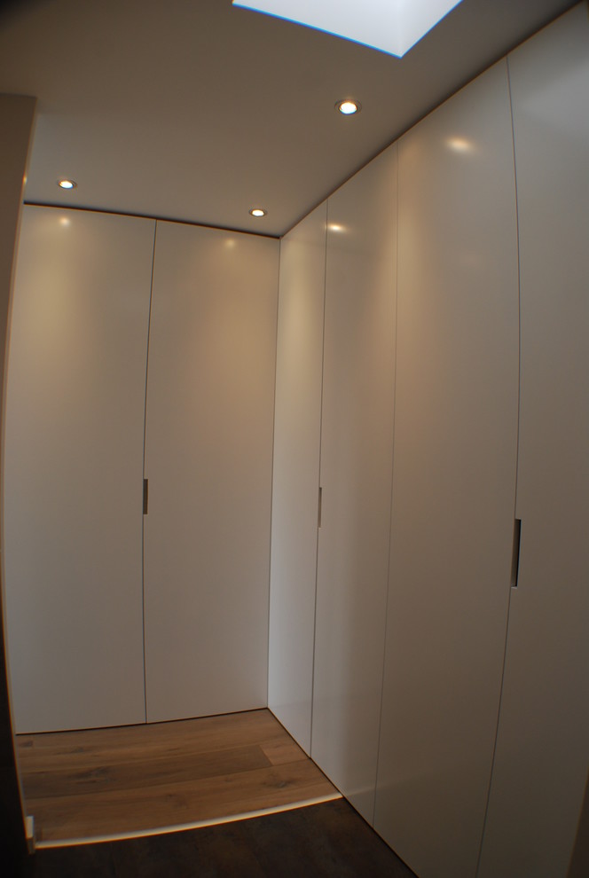 Modelo de armario y vestidor contemporáneo con armarios con paneles lisos y puertas de armario blancas