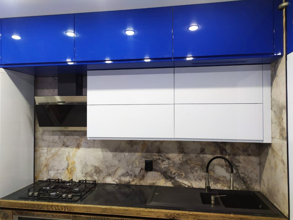 Кухня в совремееном стиле с фасадами из шпона