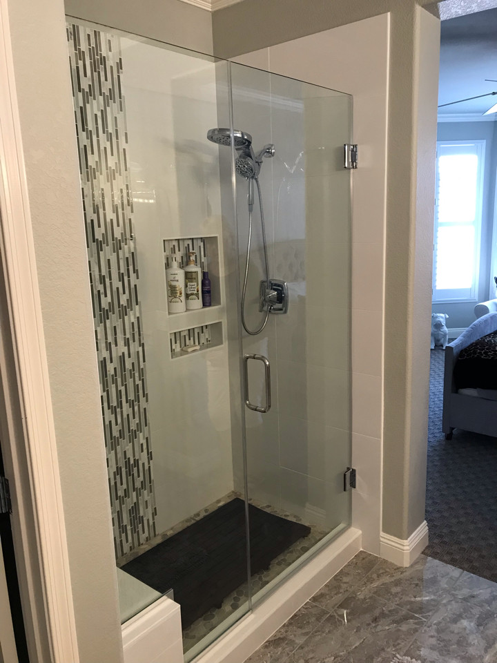 Diseño de cuarto de baño principal actual de tamaño medio con ducha empotrada, baldosas y/o azulejos grises, baldosas y/o azulejos de porcelana y ducha con puerta con bisagras