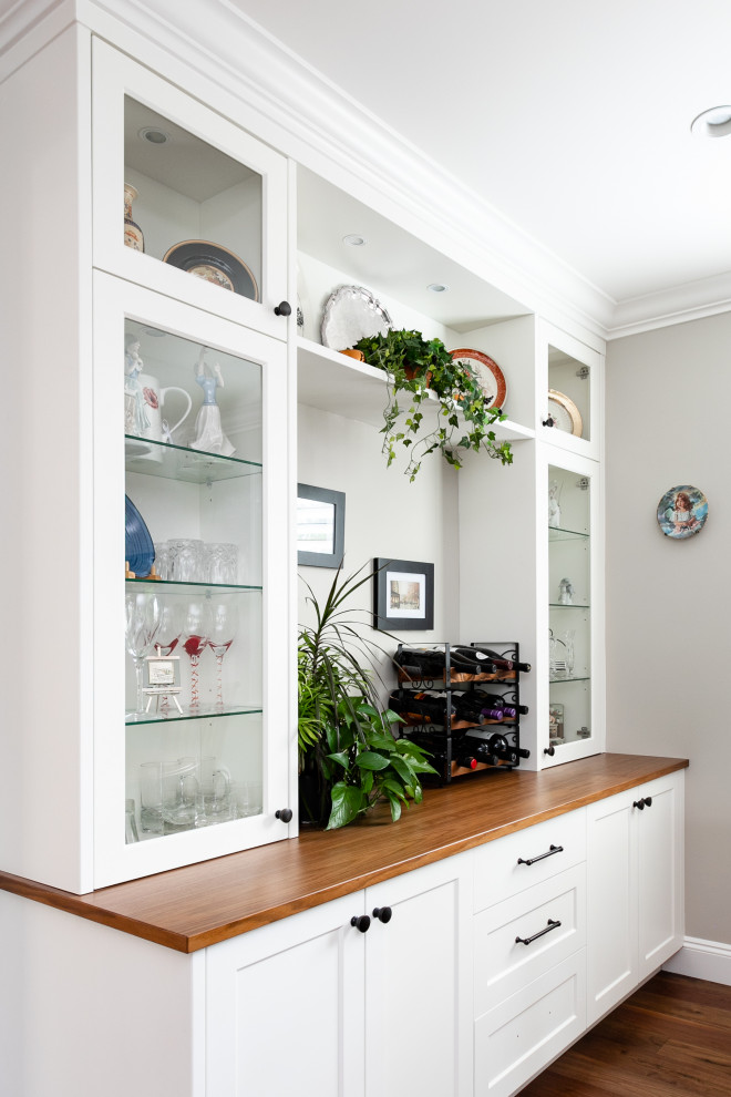 Kitchen - transitional kitchen idea in Vancouver