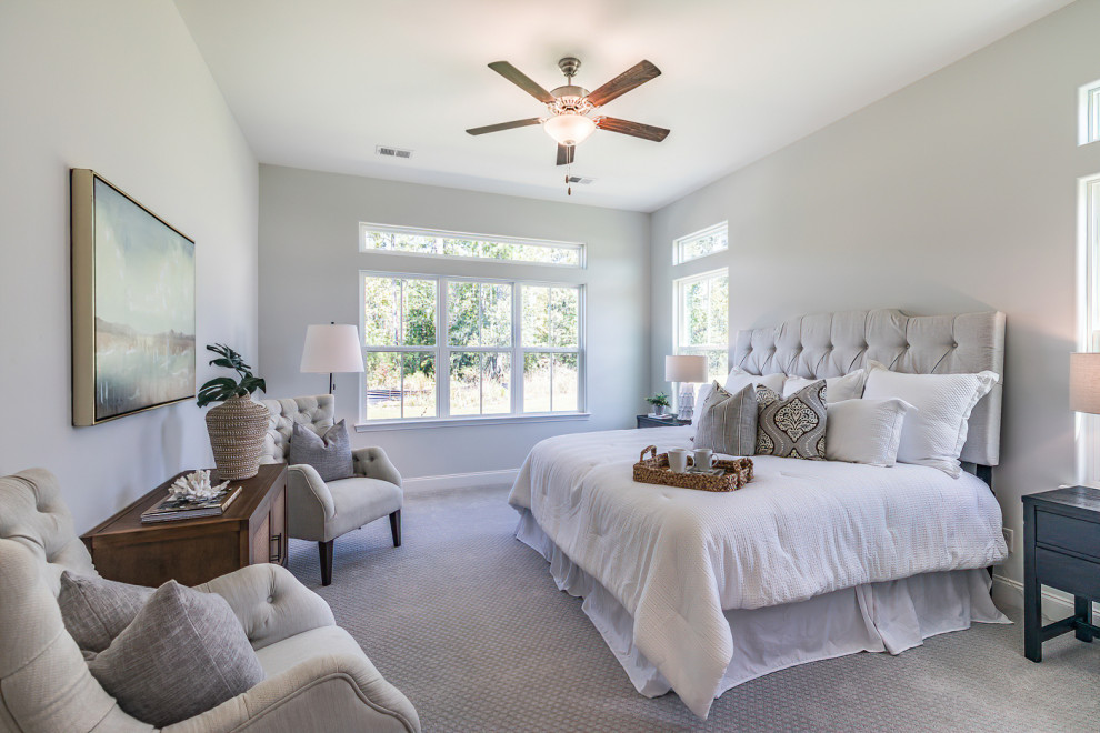 Cette image montre une chambre minimaliste de taille moyenne avec un mur blanc et un sol beige.
