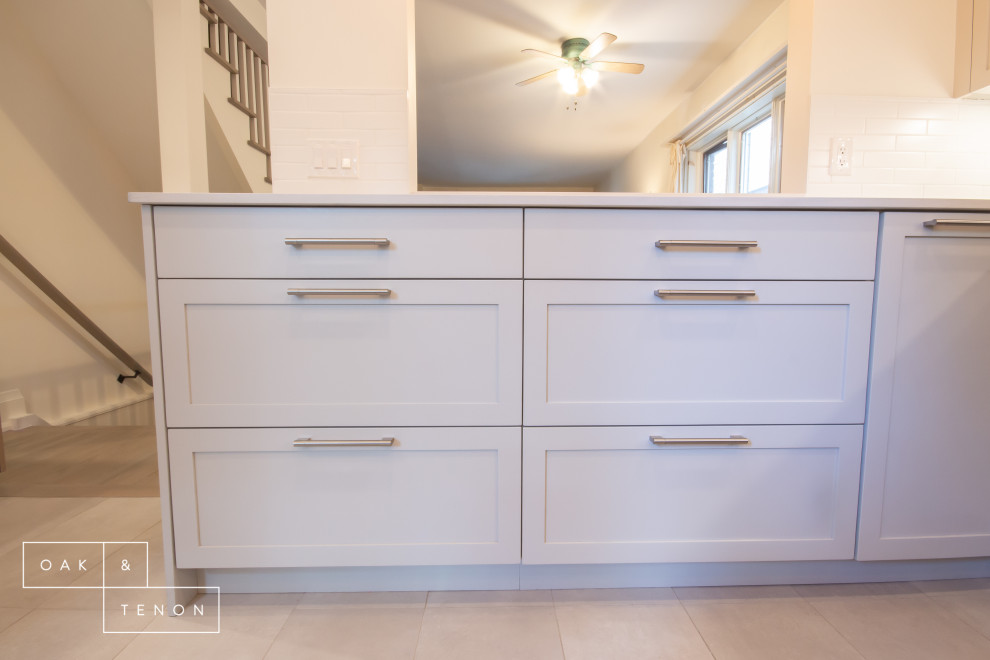 Kitchen - transitional kitchen idea in Toronto