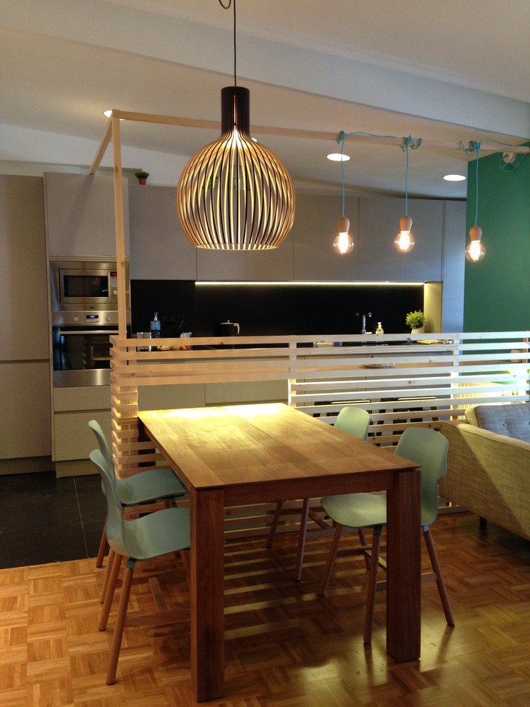 Comedor de cocina?[Ejemplo de comedor de cocina With paredes multicolor and suelo de madera en tonos medios ]:[Ejemplo de comedores de cocina With paredes multicolor and suelo de madera en tonos medios ]
