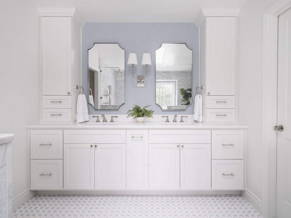Источник вдохновения для домашнего уюта: огромная главная ванная комната в классическом стиле с фасадами в стиле шейкер, белыми фасадами, отдельно стоящей ванной, двойным душем, унитазом-моноблоком, серой плиткой, мраморной плиткой, белыми стенами, полом из мозаичной плитки, врезной раковиной, столешницей из искусственного кварца, синим полом, открытым душем, белой столешницей, сиденьем для душа, тумбой под две раковины, встроенной тумбой и обоями на стенах