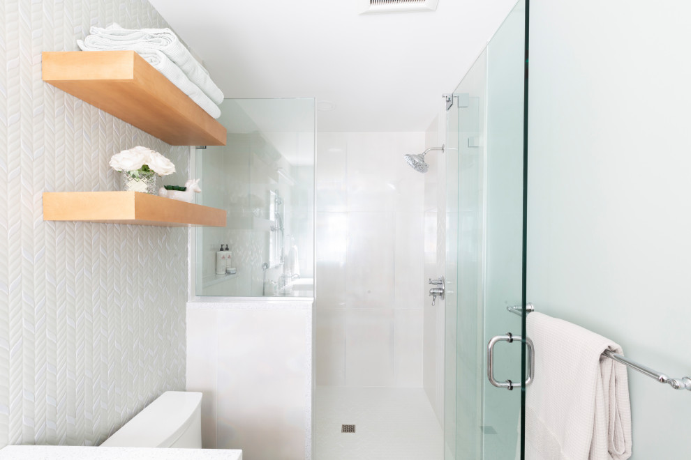 На фото: маленькая главная ванная комната в стиле неоклассика (современная классика) с фасадами в стиле шейкер, синими фасадами, душем в нише, раздельным унитазом, белой плиткой, плиткой мозаикой, полом из керамической плитки, врезной раковиной, столешницей из искусственного кварца, серым полом, душем с распашными дверями, белой столешницей, сиденьем для душа, тумбой под одну раковину и встроенной тумбой для на участке и в саду