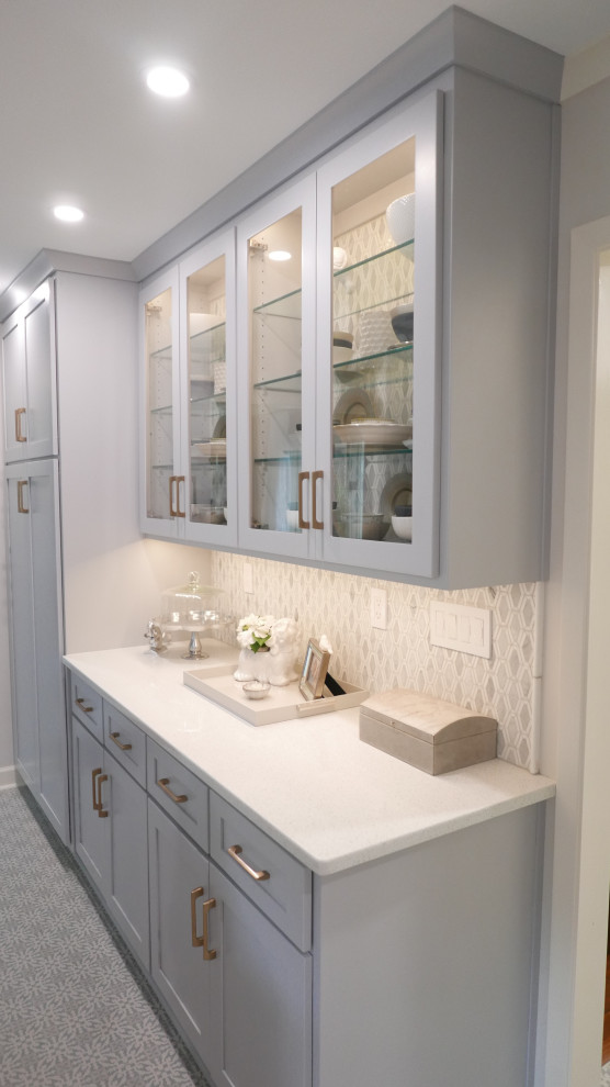 Idéer för att renovera ett mellanstort vintage vit vitt kök, med en rustik diskho, skåp i shakerstil, grå skåp, bänkskiva i kvarts, flerfärgad stänkskydd, stänkskydd i marmor, rostfria vitvaror, klinkergolv i keramik, en halv köksö och flerfärgat golv