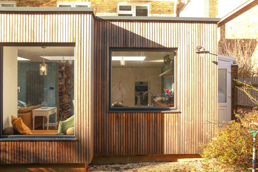 Kleines, Einstöckiges Modernes Haus mit Flachdach, Misch-Dachdeckung, grauem Dach und Wandpaneelen in Hampshire