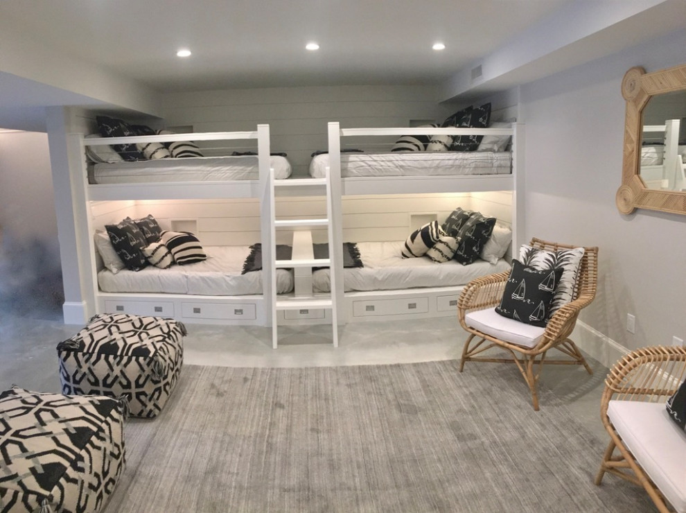 Источник вдохновения для домашнего уюта: гостевая спальня среднего размера, (комната для гостей) в морском стиле с серыми стенами, бетонным полом и серым полом