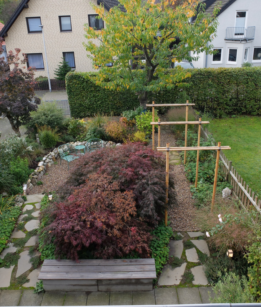 Japanischer Garten im Herbst mit japanischen Garten, direkter Sonneneinstrahlung und Holzzaun in Bonn
