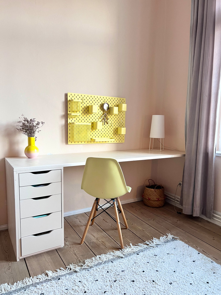 Exempel på ett mellanstort exotiskt flickrum kombinerat med skrivbord och för 4-10-åringar, med rosa väggar