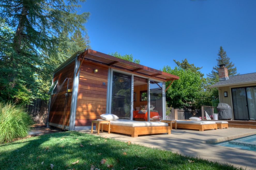 Small modern one-storey exterior in Los Angeles with wood siding.