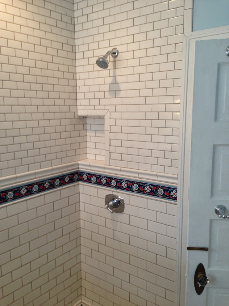 Свежая идея для дизайна: ванная комната в современном стиле с белой плиткой, плиткой кабанчик и нишей - отличное фото интерьера