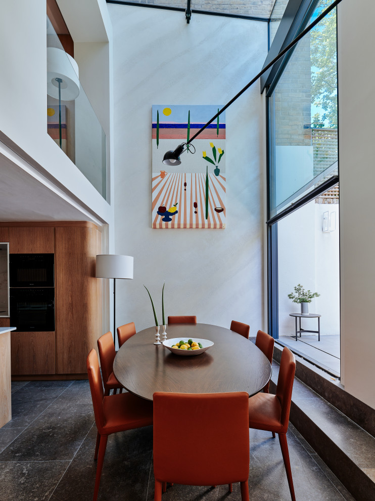 Idee per una sala da pranzo aperta verso il soggiorno moderna di medie dimensioni con pareti bianche, pavimento in pietra calcarea e pavimento grigio