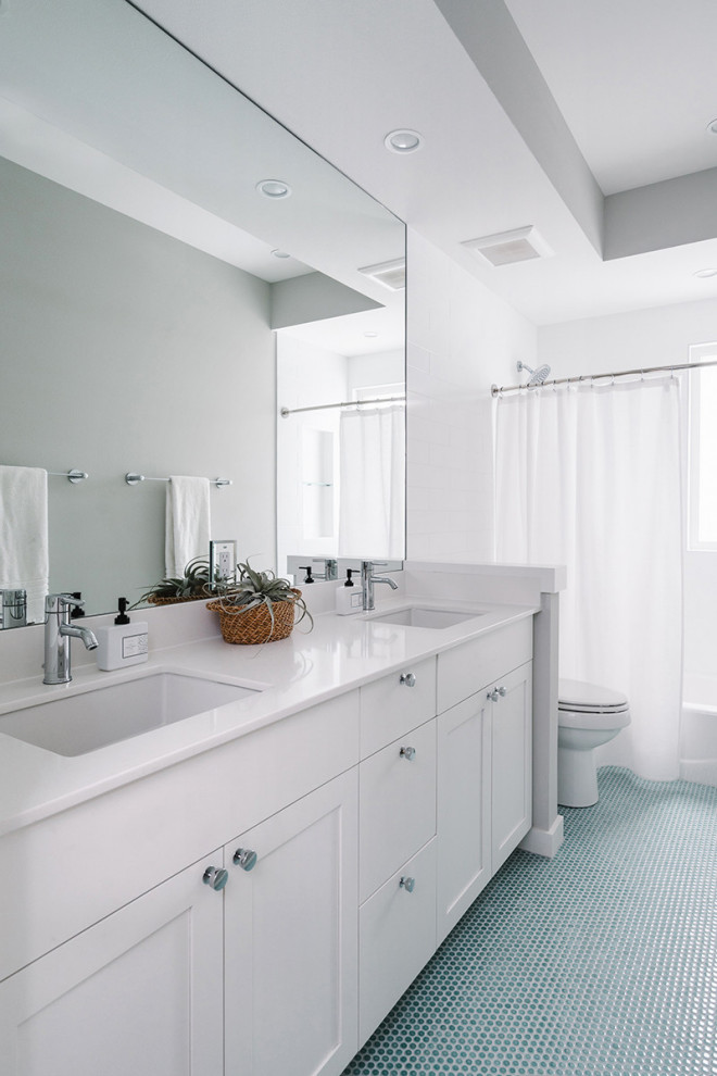 Idéer för ett mellanstort nordiskt en-suite badrum, med skåp i shakerstil, vita skåp, ett hörnbadkar, en toalettstol med hel cisternkåpa, ett undermonterad handfat och bänkskiva i akrylsten